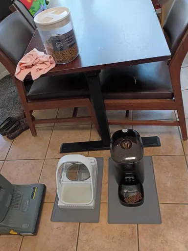 Tabletop and floor cleaning equipment